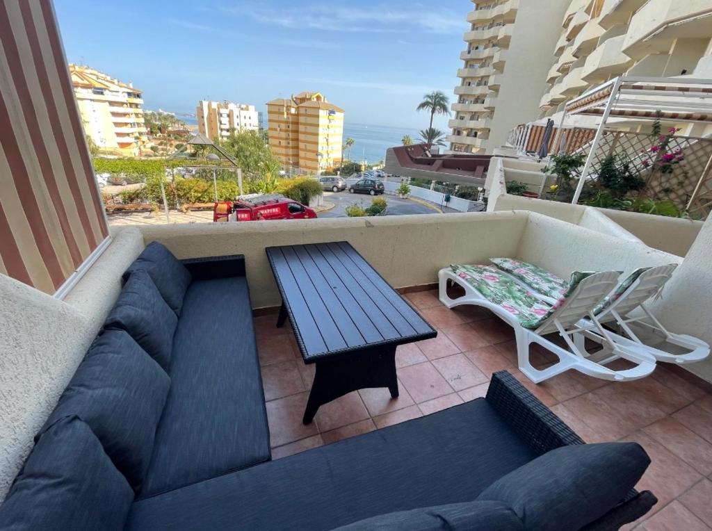 kanapę i stół na balkonie z widokiem w obiekcie EL ESTUDIO DE LA PLAYA BENALBEACH 317 Terraza vistas al Mar w mieście Benalmádena
