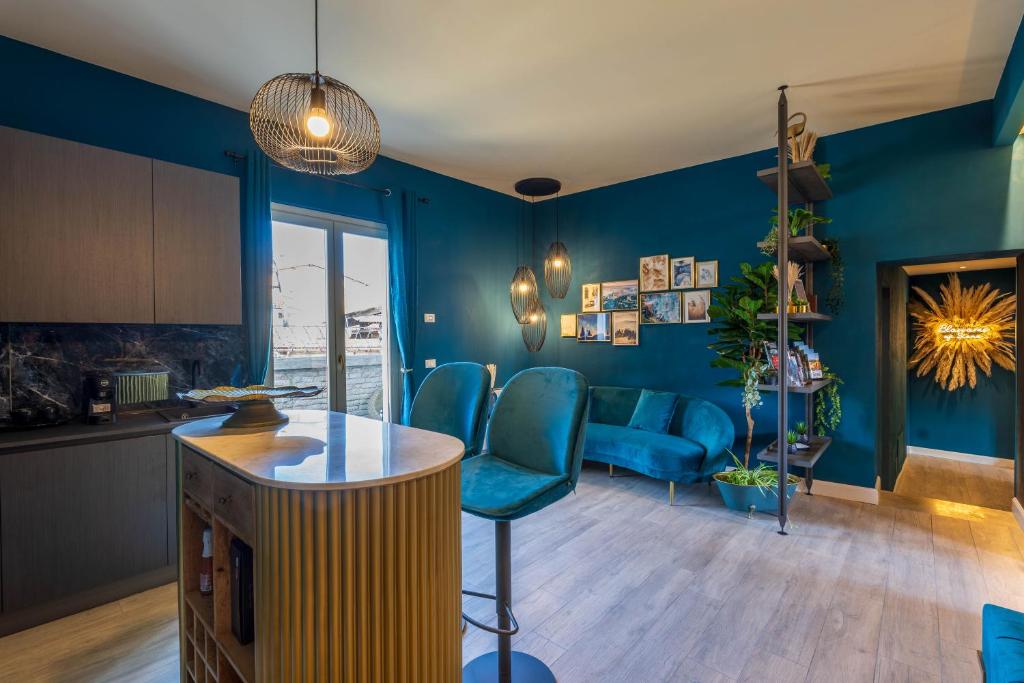 eine Küche und ein Wohnzimmer mit blauen Wänden in der Unterkunft Blossoms of Siena in Siena