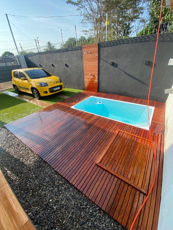 un coche amarillo estacionado en una terraza con piscina en Casa alter oficial, en Alter do Chao