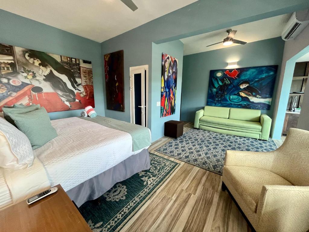 Old Crow Hotel and Suites - King Suite Mit Sofa Bett