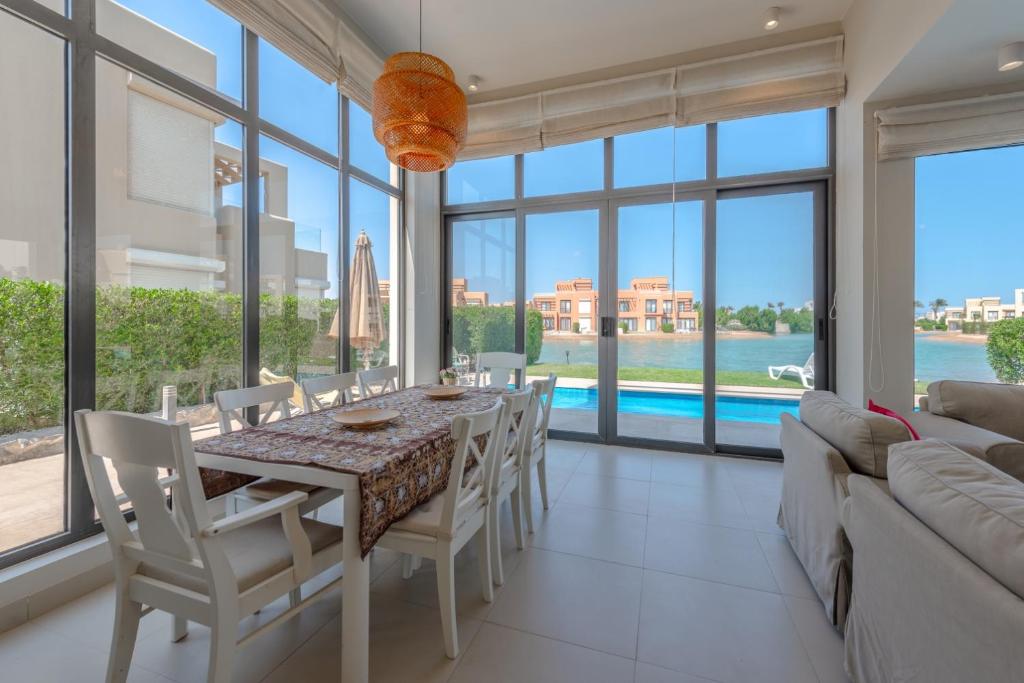 Bazén v ubytování Elegant 4BR in Tawila, Gouna. Private Pool, Lagoon nebo v jeho okolí