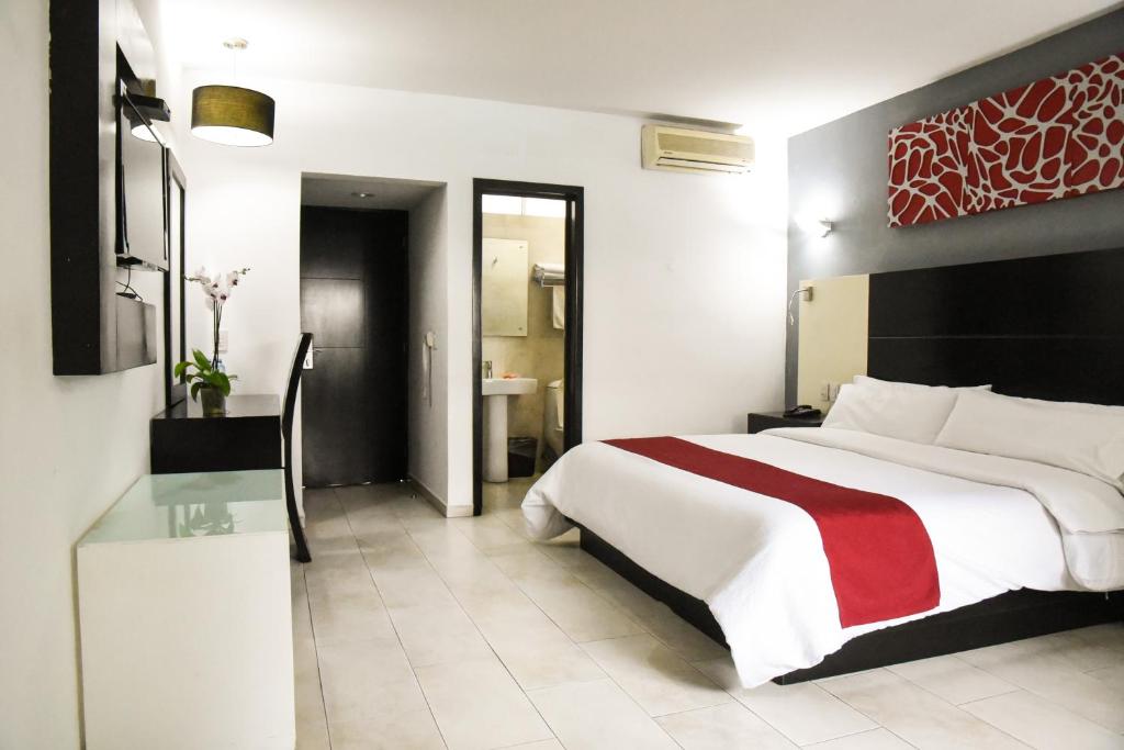 Postel nebo postele na pokoji v ubytování Hotel Expo Plaza Business and Family Guadalajara