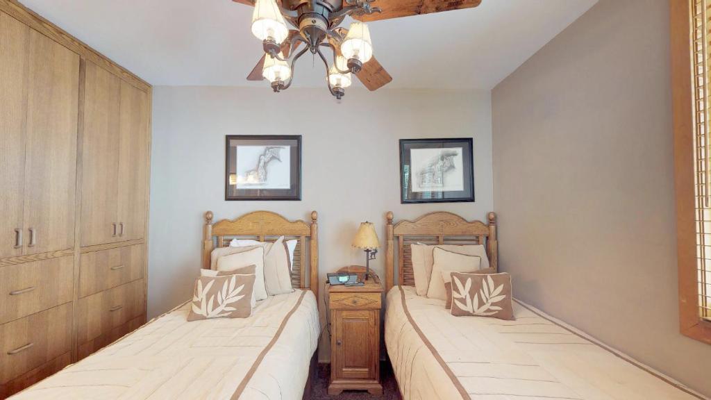 Postel nebo postele na pokoji v ubytování Tamarack Townhomes - CoralTree Residence Collection