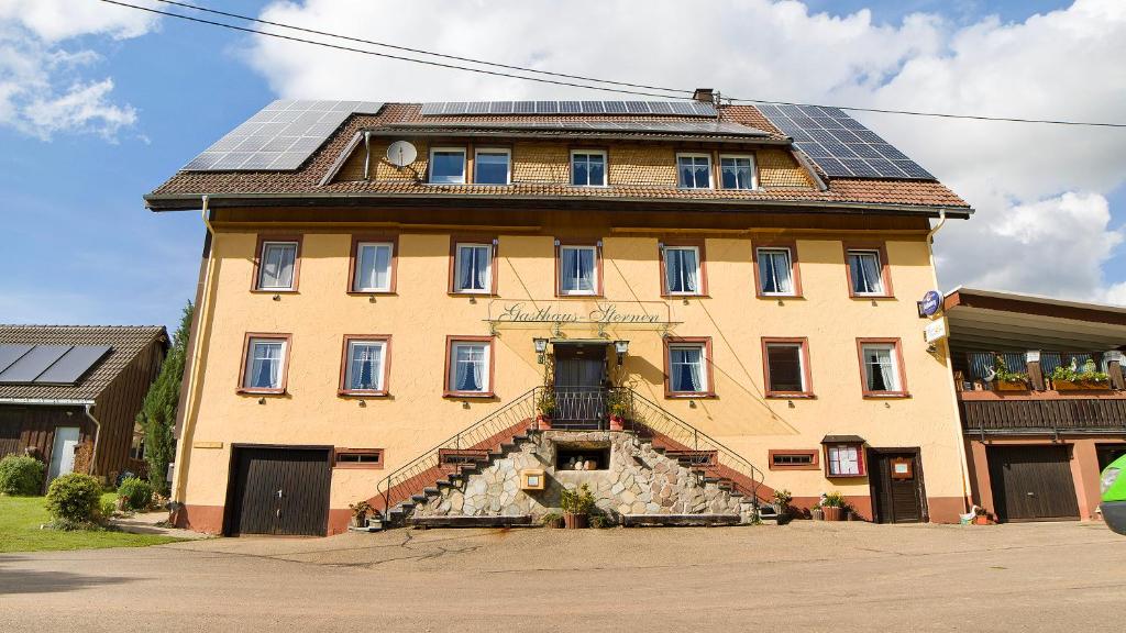Vöhrenbach的住宿－Haus Zum Sternen，一座建筑的顶部设有太阳能电池板