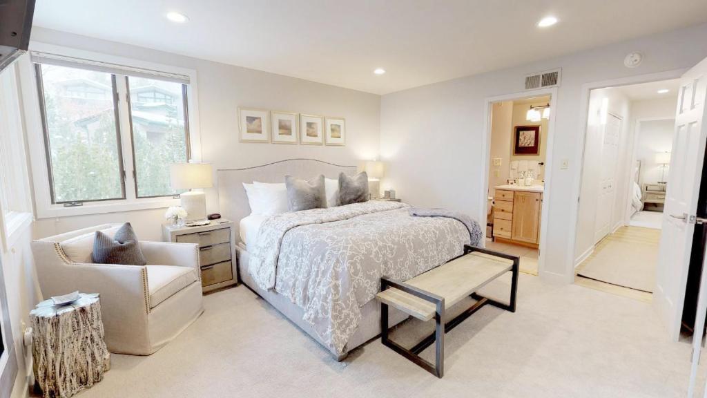 Postel nebo postele na pokoji v ubytování Tamarack Townhomes - CoralTree Residence Collection