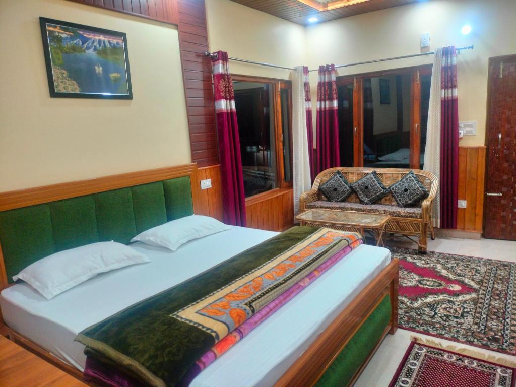 1 dormitorio con 1 cama y 1 silla en Kaafal hotel & restaurant, en Dhanaulti