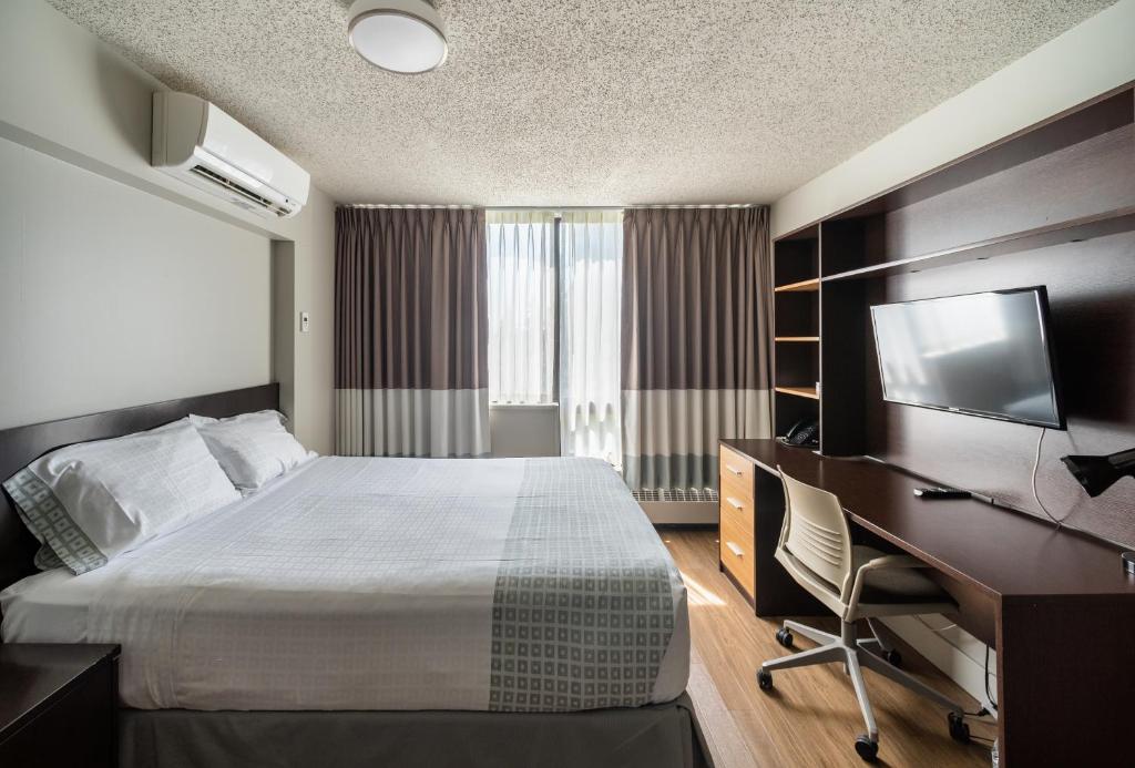 Postel nebo postele na pokoji v ubytování Gage Suites at UBC
