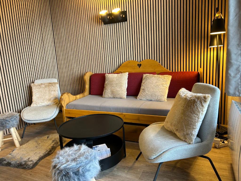 Cette chambre comprend un lit, deux chaises et une table. dans l'établissement APPARTEMENT 310 ECRIN D'HUEZ, à L'Alpe-d'Huez