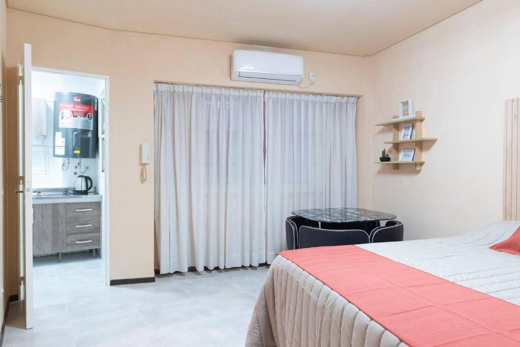 um quarto de hotel com uma cama e uma casa de banho em Cañitas Chic em Buenos Aires