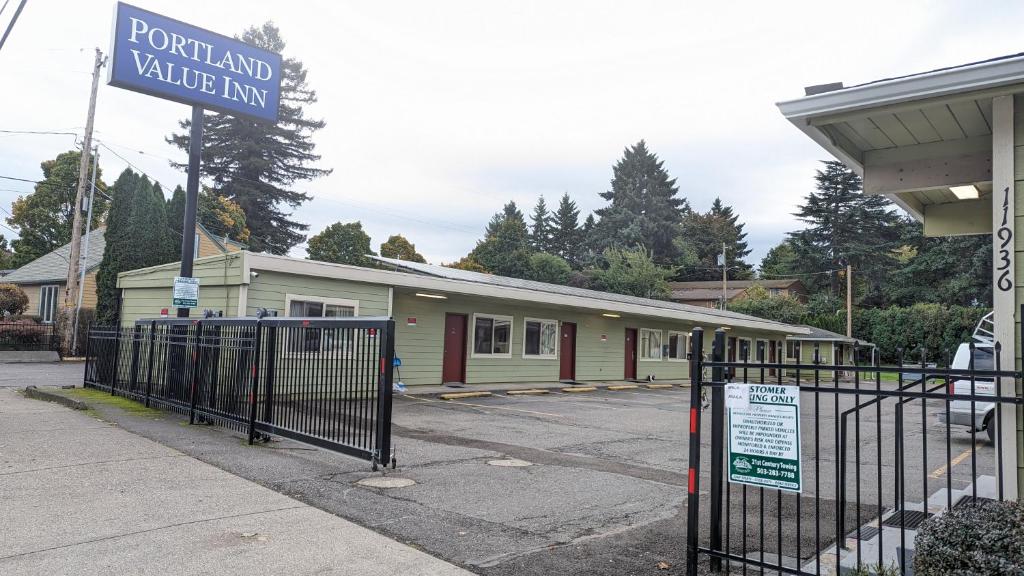 ein Gebäude mit einem Schild, das Portland Freiwillige Inn liest in der Unterkunft Portland Value Inn in Portland