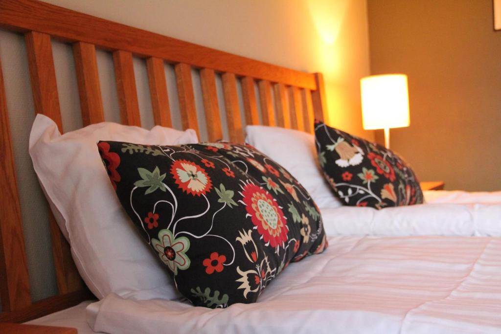 Cama ou camas em um quarto em Edsbyns Hotell