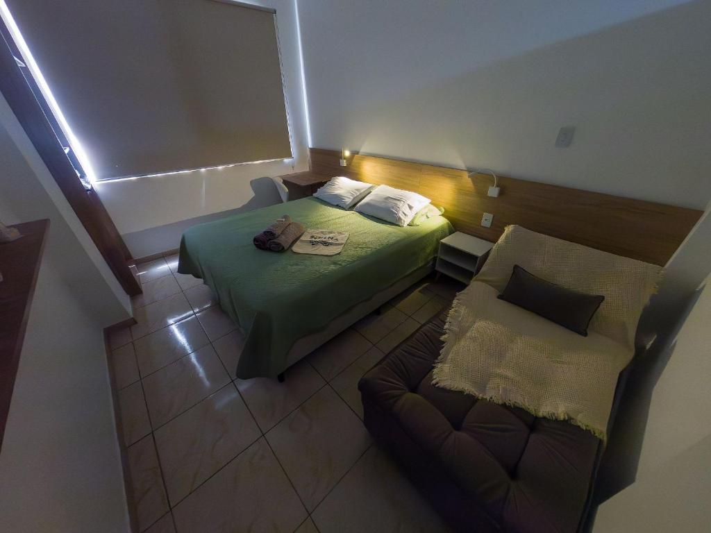 Habitación pequeña con cama y sofá en Studio 516 Copacabana Av Atlântica, Posto 6, en Río de Janeiro