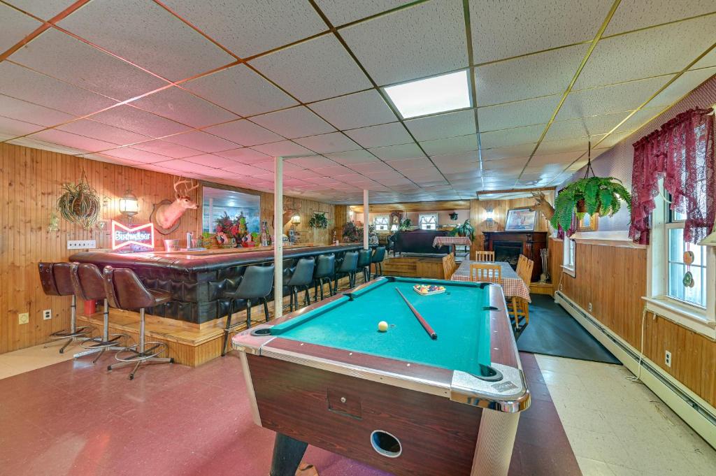 uma sala de bilhar com uma mesa de bilhar e um bar em Lanesville Home with Pool Table, Bar and Deck! em Lanesville