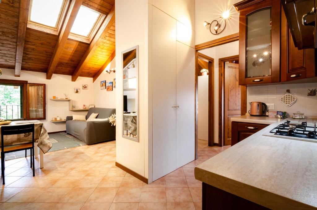 kuchnia na otwartym planie i salon w domu w obiekcie Casa Quarto di Luna w mieście Quarto Inferiore