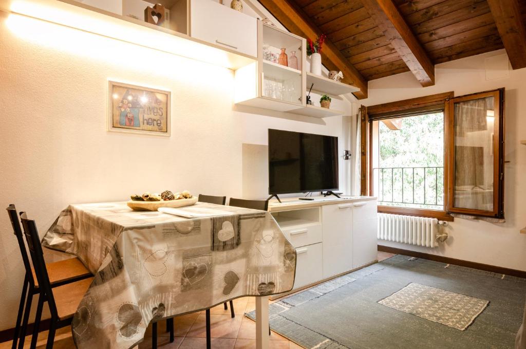 salon ze stołem i telewizorem w obiekcie Casa Quarto di Luna w mieście Quarto Inferiore