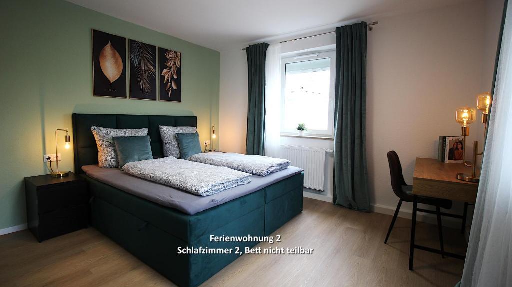 een slaapkamer met een bed, een bureau en een raam bij 3 Zimmerwohnung in Würzburg nähe Uniklinik, free parking in Würzburg