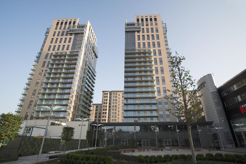 twee hoge gebouwen in een stad met een park bij Platinum Towers Country 2 Country in Warschau