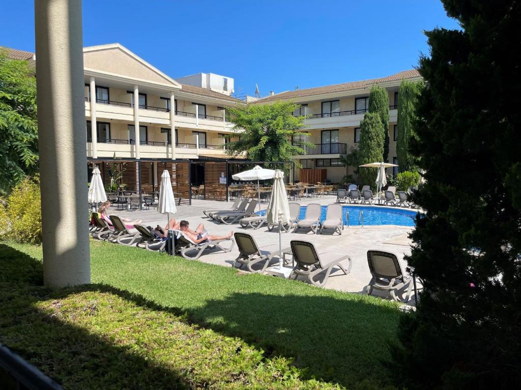 Bazén v ubytovaní Hotel Bahia Pollensa alebo v jeho blízkosti