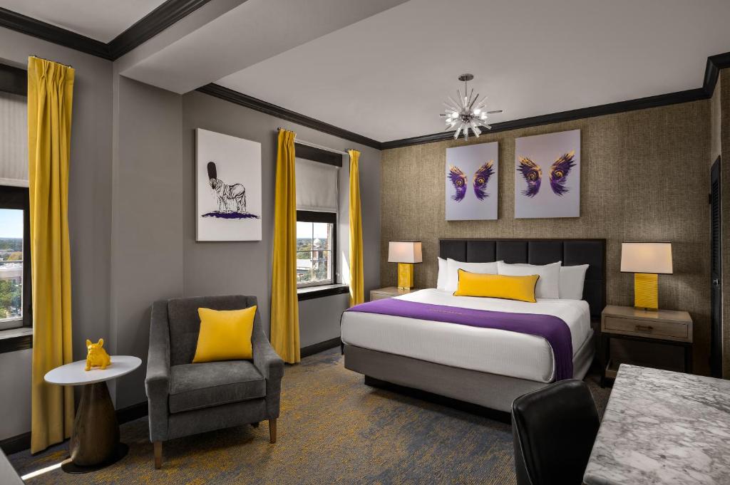 A bed or beds in a room at The Admiral, Downtown Historic District