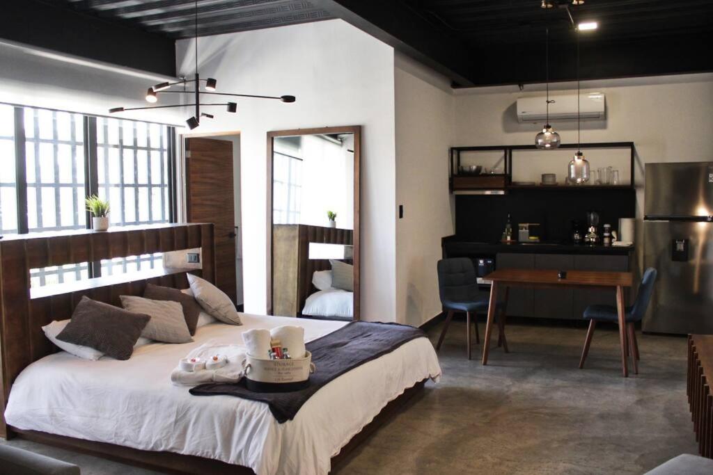 Loft titanio en excelente ubicación! في سان لويس بوتوسي: غرفة نوم بسرير ومكتب وطاولة