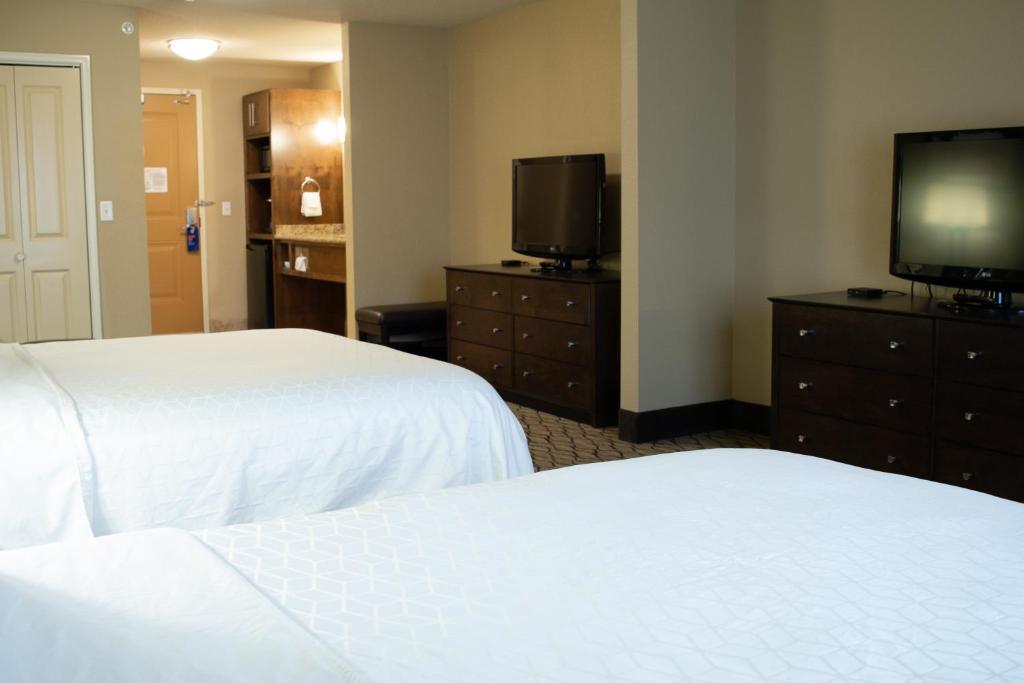 Holiday Inn Express & Suites - Williston by IHG - Queen Suite Met 2 Queensize Bedden En Slaapbank
