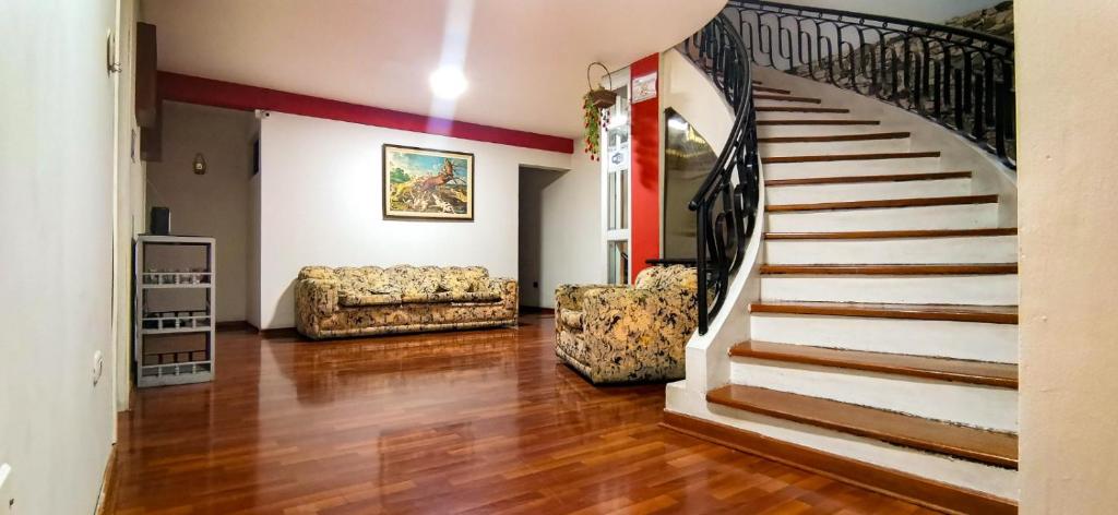 uma sala de estar com uma escada e um sofá em HOTEL KEYMAR SPA em Moquegua