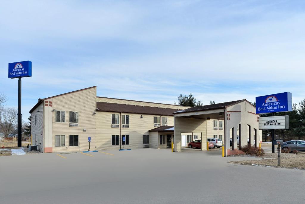 a building with a parking lot in front of it at America's Best Value Inn Beardstown in Beardstown