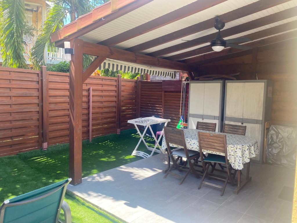 Patio nebo venkovní prostory v ubytování Rez de jardin à 50 m de la plage