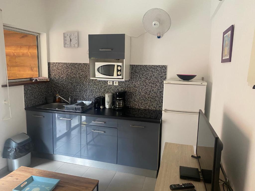 Kuchyň nebo kuchyňský kout v ubytování Rez de jardin à 50 m de la plage