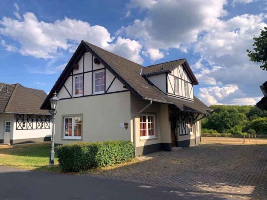 a white house with a black roof at Charmantes Ferienhaus an der Mosel in Ediger-Eller