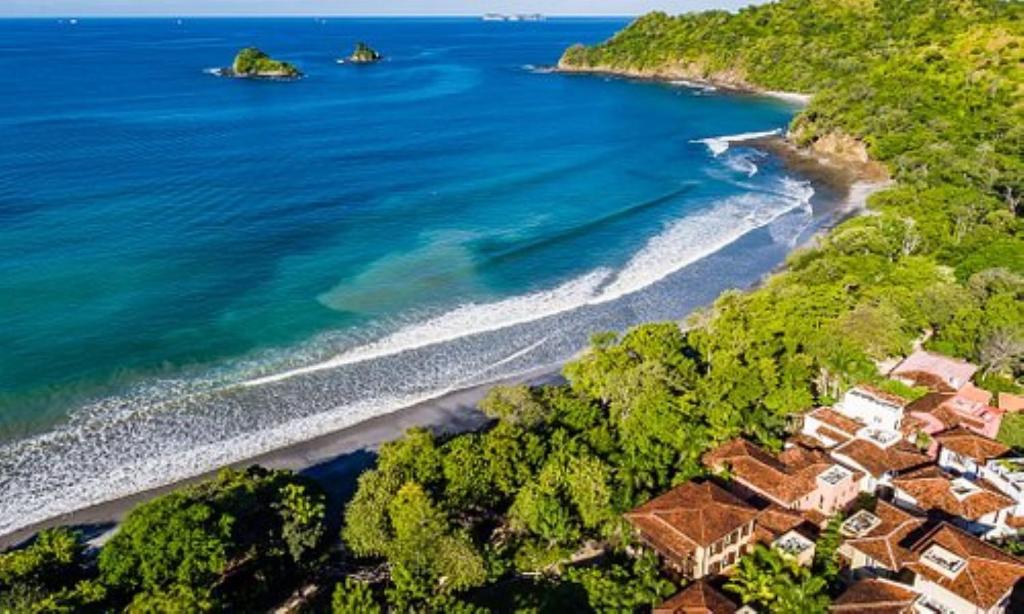 una vista aérea de una playa con casas y el océano en Las Catalinas - Studio Cazenovia centrally located, short walk to beach, en Playa Danta