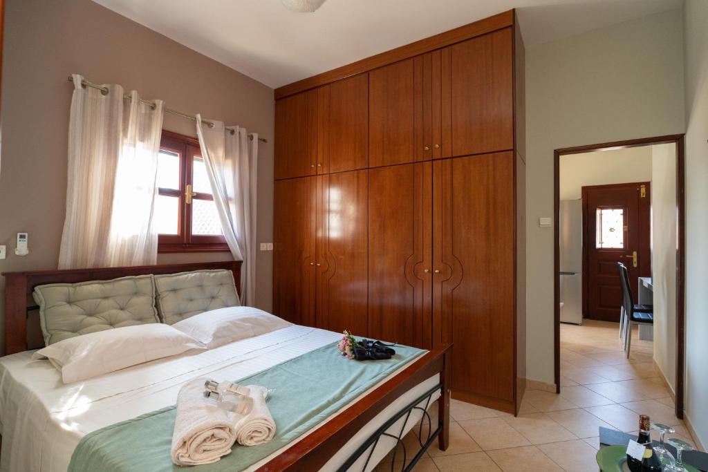 een slaapkamer met een bed met handdoeken erop bij Happinest Private Apartment in Kalymnos