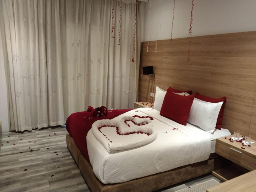 Un dormitorio con una cama con adornos navideños. en Hôtel Mechouar Plaza, en Essaouira