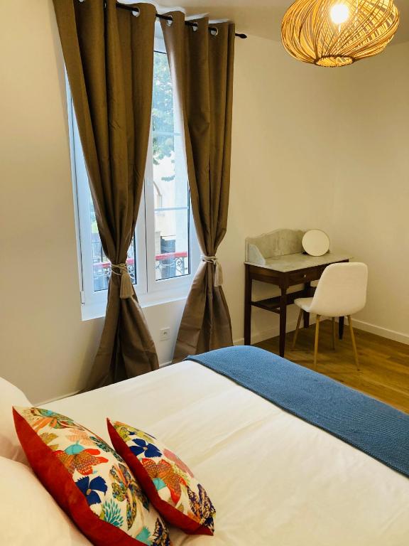 Een bed of bedden in een kamer bij Charming home near Paris