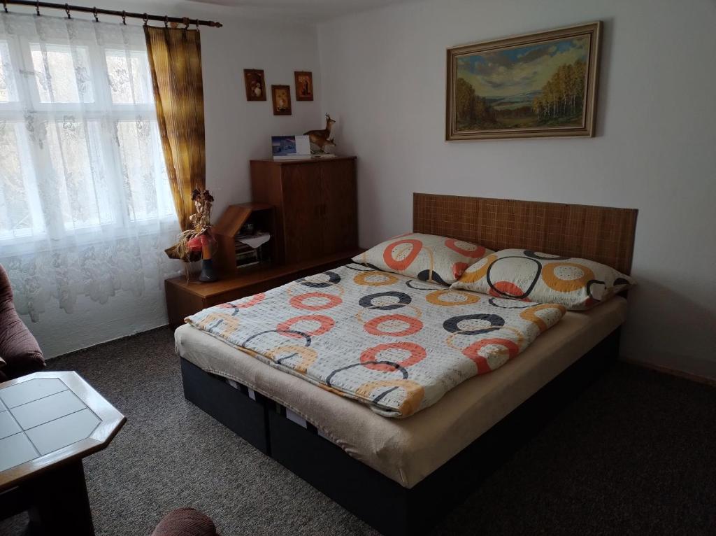 Postel nebo postele na pokoji v ubytování Chalupa Na Křemence