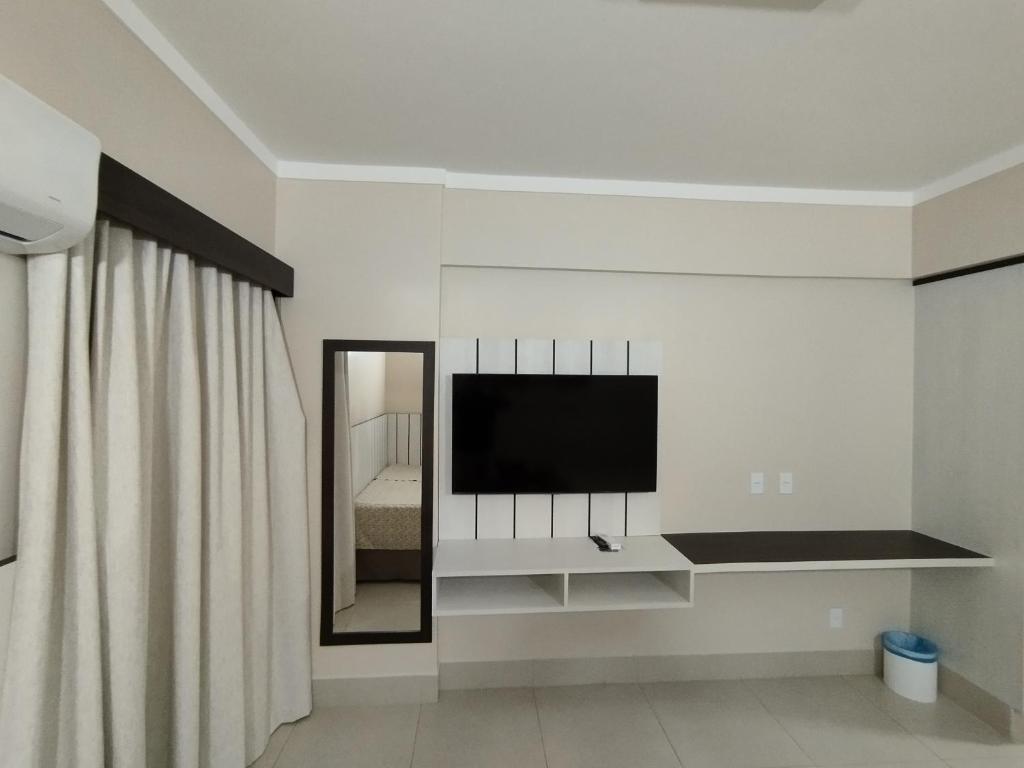 En tv och/eller ett underhållningssystem på Caldas Novas - 2024 - diRoma Spazzio acesso ao Vulcão - com Piscina do hotel 24 horas