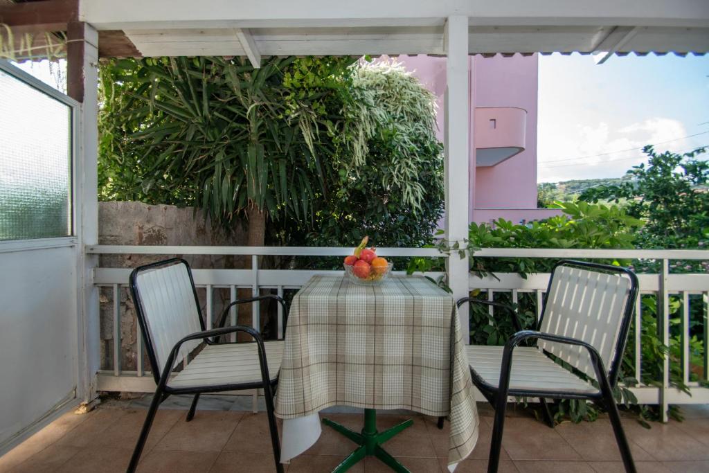 Balkón alebo terasa v ubytovaní Dora Studios Best Location In Laganas Perfect For Groups And Couples