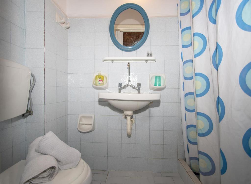 Kúpeľňa v ubytovaní Dora Studios Best Location In Laganas Perfect For Groups And Couples