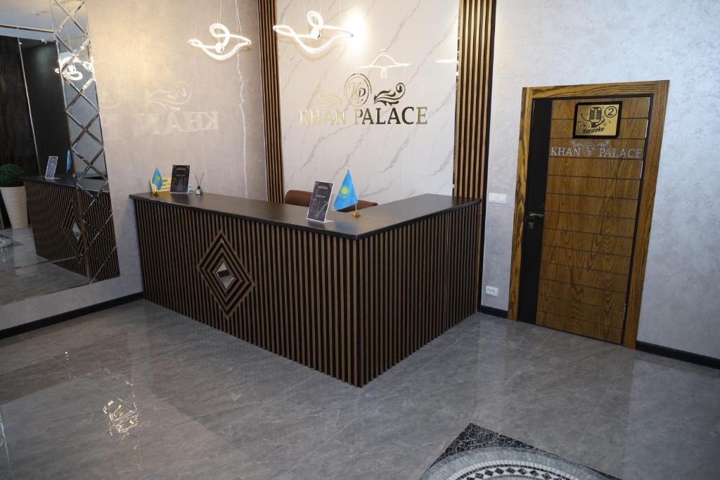 hol z biurkiem i drewnianymi drzwiami w obiekcie Khan Palace2 w mieście Türkistan