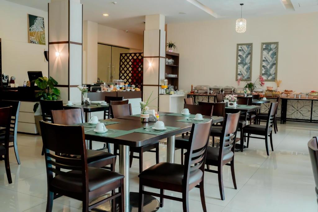 a dining room with tables and chairs in a restaurant at Megal Suites Hotel in Ciudad del Este