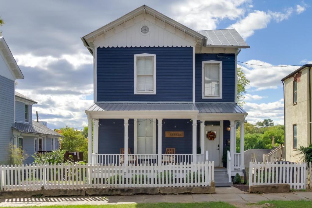 een blauw huis met een wit hek bij Cozy Virginia Home in Lynchburg Historic District! in Lynchburg