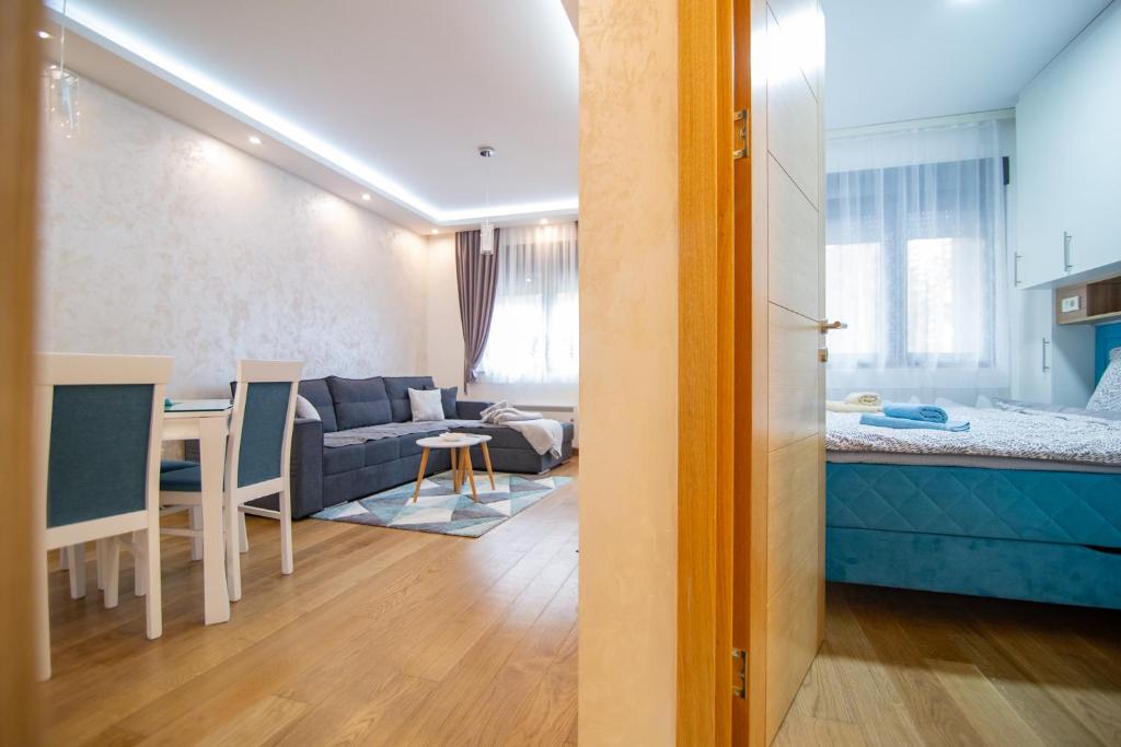 Habitación con cama y sala de estar. en Apartman Lala Zlatibor, en Zlatibor