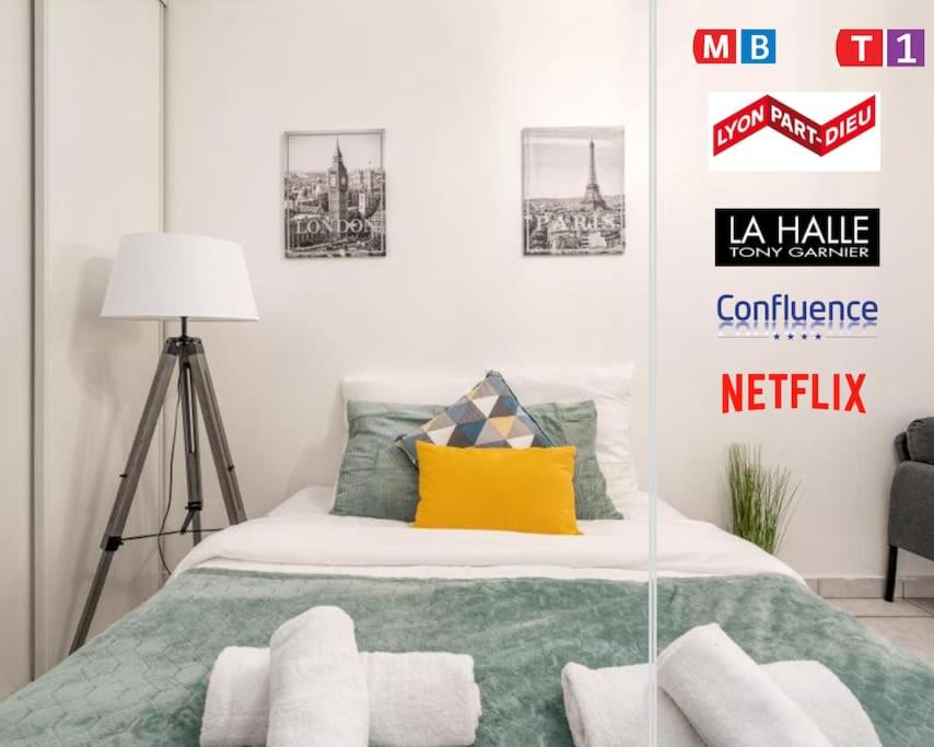 - une chambre avec un lit et un oreiller jaune dans l'établissement Zenitude Studio au coeur de Lyon, à Lyon