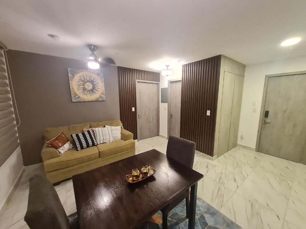 uma sala de estar com um sofá e uma mesa em Espectacular apartamento en calle 50 na Cidade do Panamá