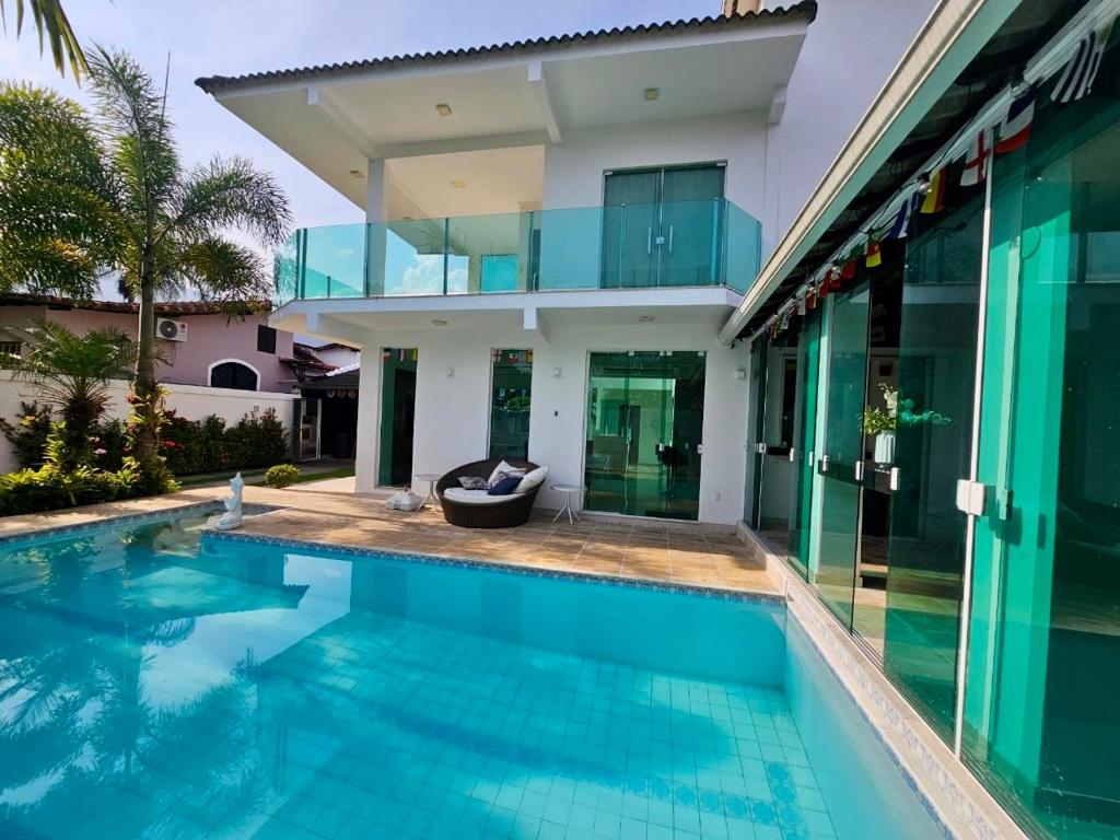 uma piscina em frente a uma casa em Casa de praia mangaratiba em Mangaratiba
