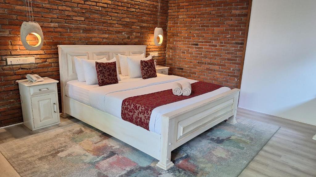 Postel nebo postele na pokoji v ubytování Kandalama Lodge