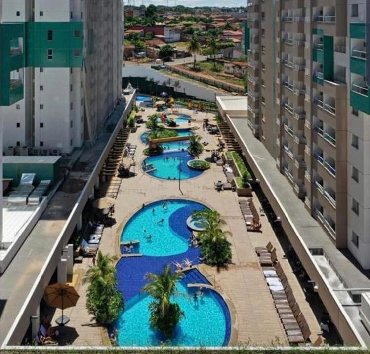 eine Aussicht über ein Resort mit mehreren Pools in der Unterkunft 2 DORMITÓRIOS FRENTE AO THERMAS DOS LARANJAIS in Olímpia