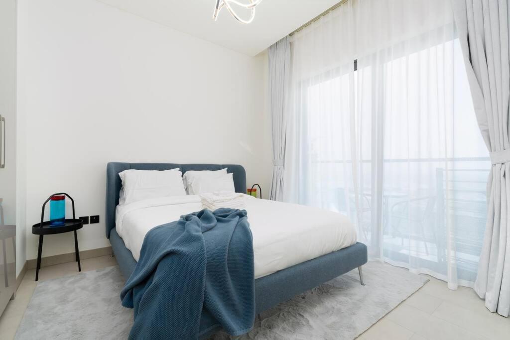 Postel nebo postele na pokoji v ubytování 1 Bedroom -Sauna - Pool - Sobha Waves - Dubai