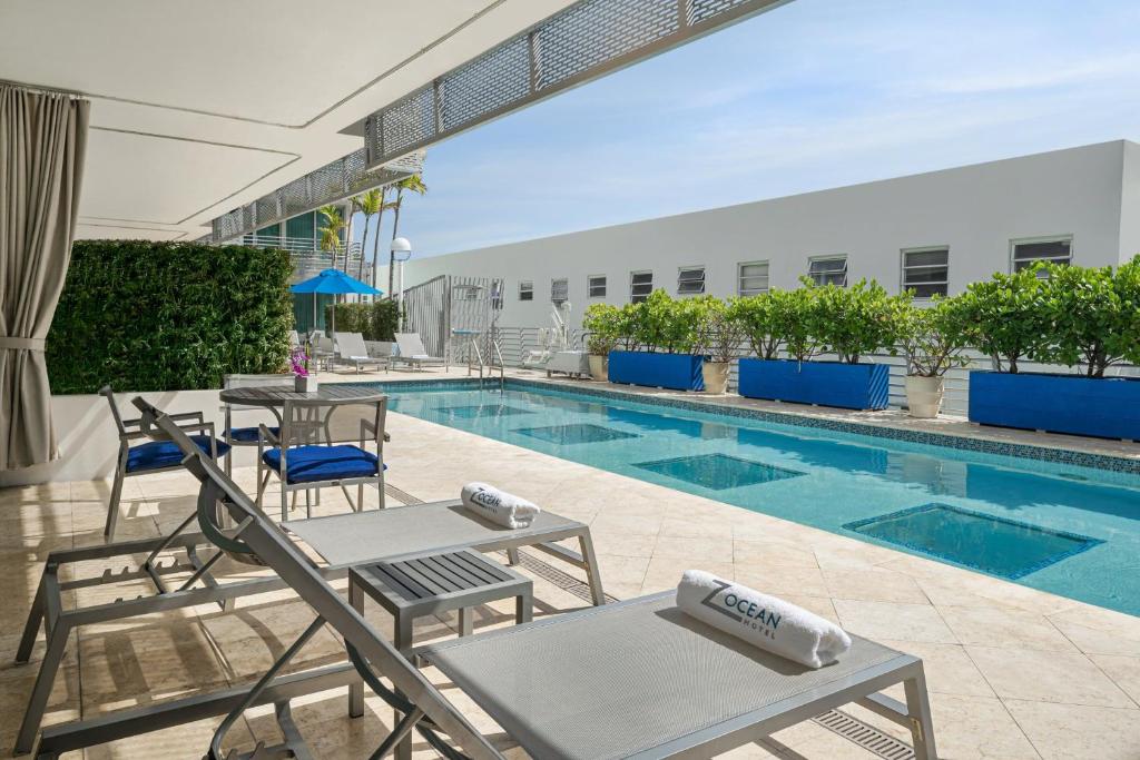 basen z krzesłami i stołem oraz patio w obiekcie Suites Ocean Drive Hotel w Miami Beach