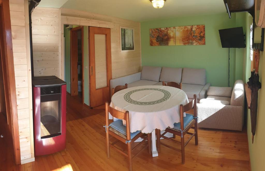 een woonkamer met een tafel en een bank bij Casa San Leonardo in Candide